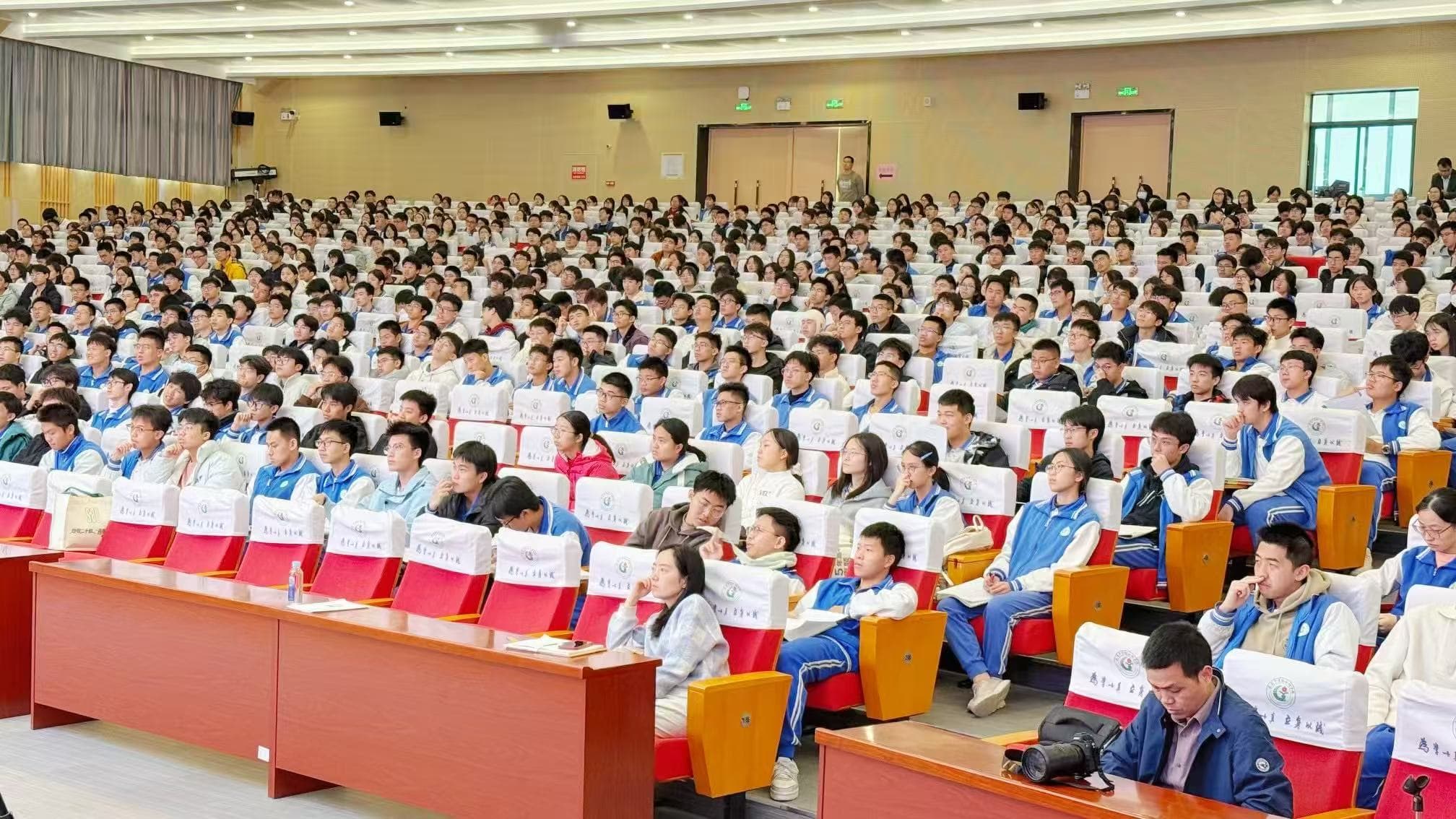 广东高中生参加升学主题讲座
